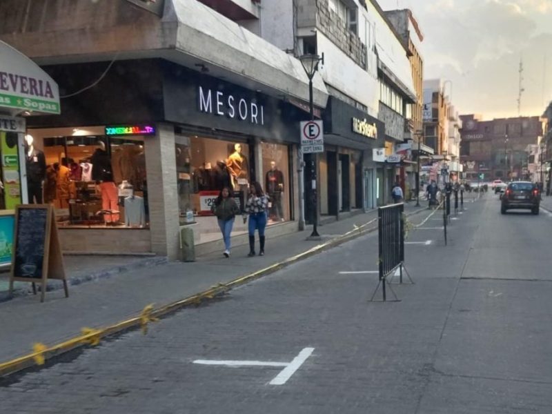 Multarán en Pachuca por fumar o maquillarse en el coche