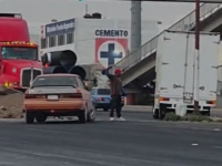 Particulares dirigen tránsito en bulevar de Pachuca: faltan policías