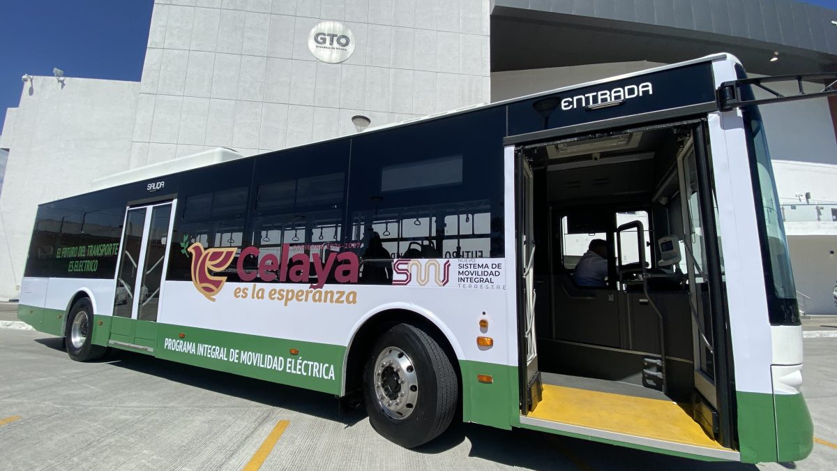 Tras retrasos por cargadores