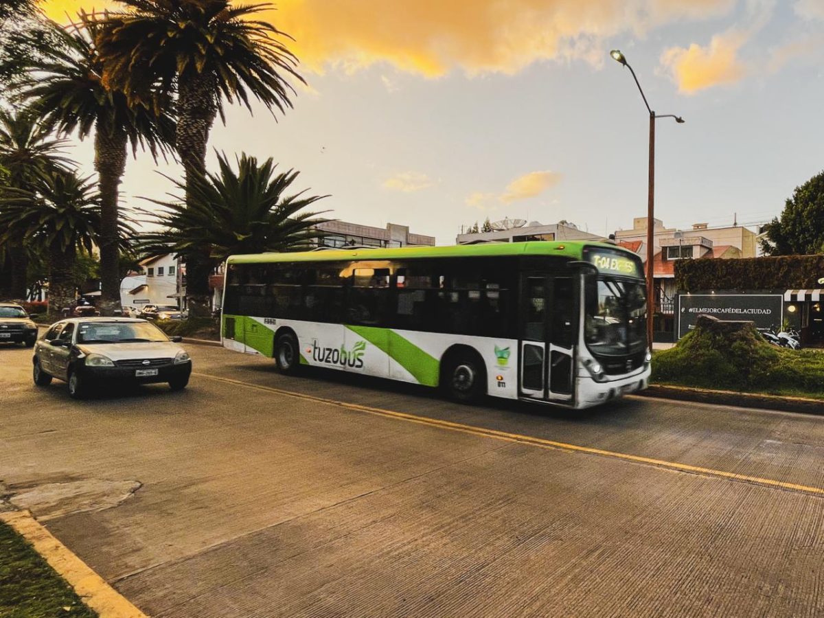 Ex aspirante a alcaldía pide rebajas en Tuzobús para estudiantes