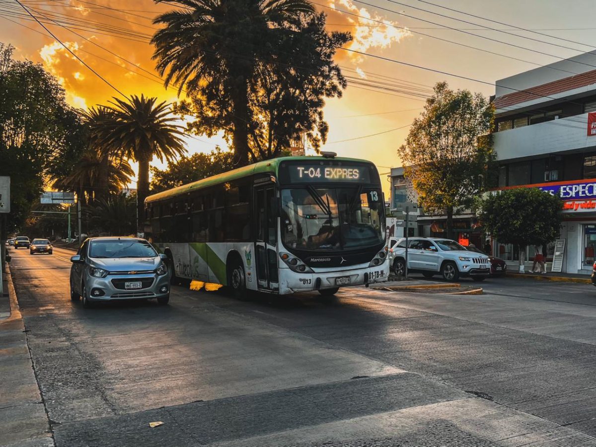 Invadir el carril del Tuzobús sí es infracción, pero aún no habrá multas