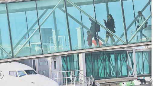 Inegi reporta primer descenso en precios de vuelos tras emergencia sanitaria.