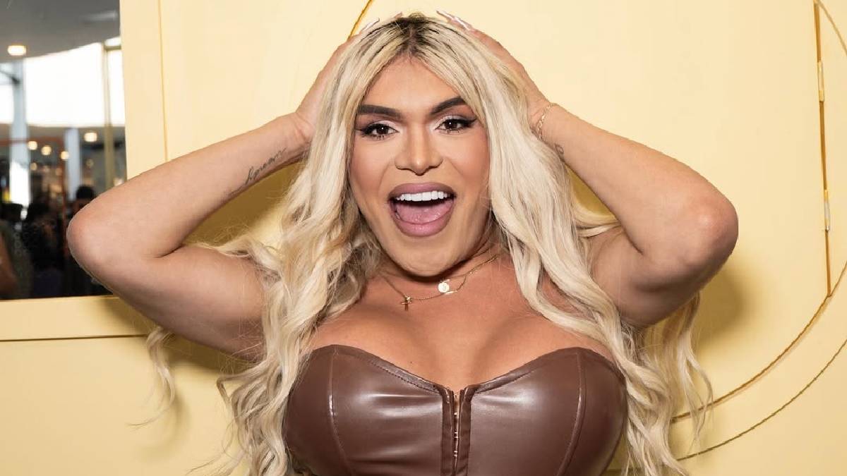 Wendy Guevara muestra resultados de su cirugía de costillas y lipotransferencia en transmisión en vivo