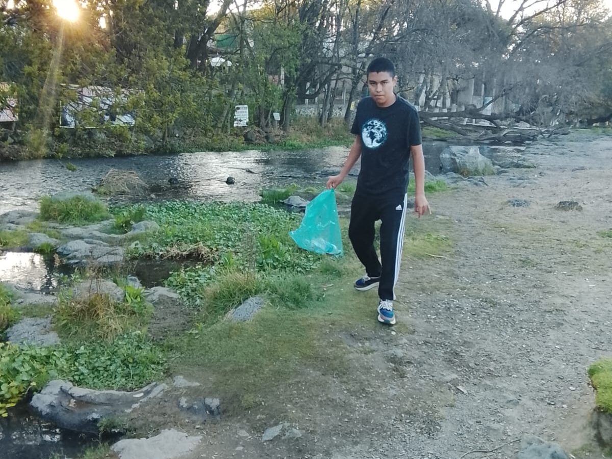 Axel Uriel, el joven que cuida el manantial con arte y conciencia ambiental