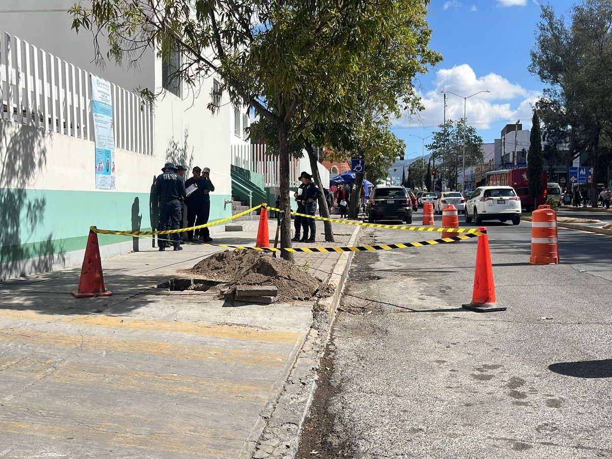 Hallazgo de restos óseos detiene trabajos en avenida Madero de Pachuca