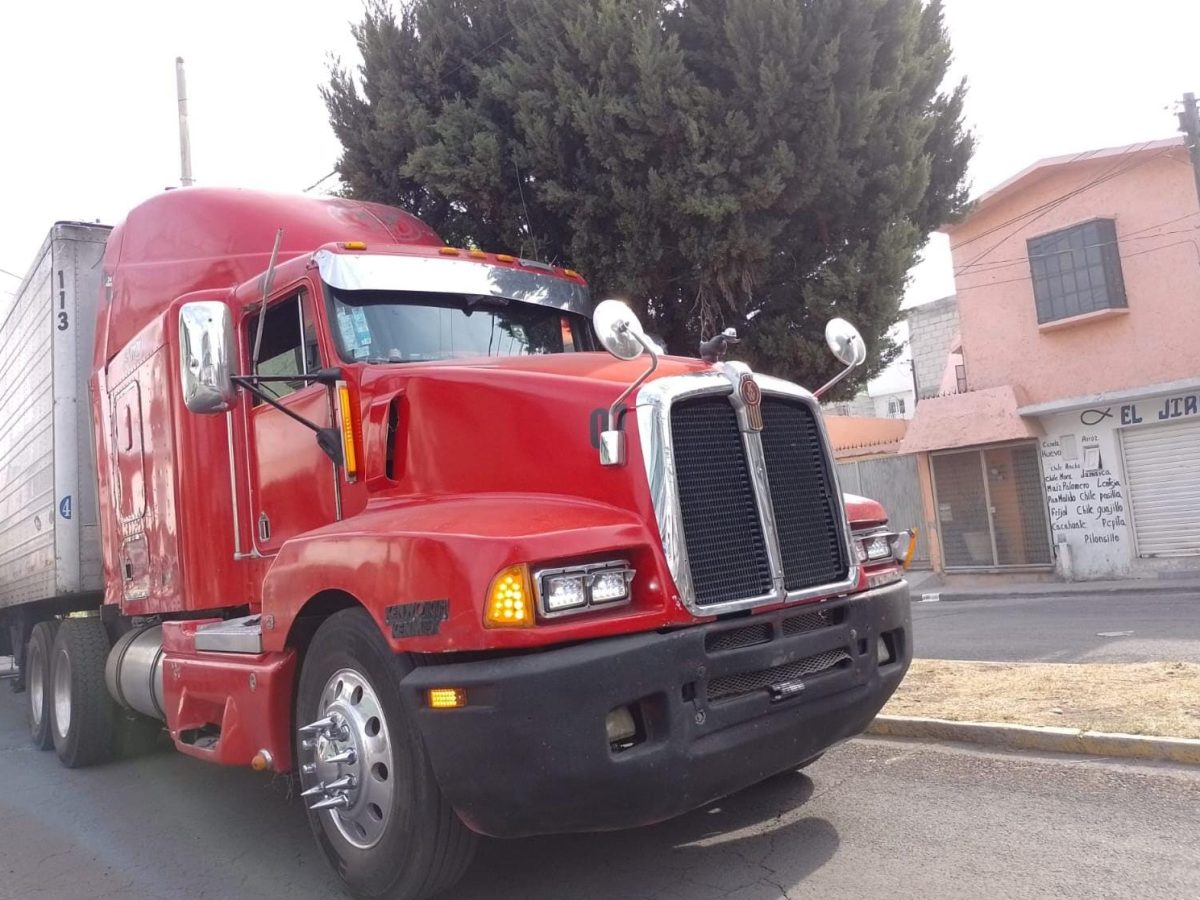No respetan horarios: carga pesada daña circulación en Pachuca