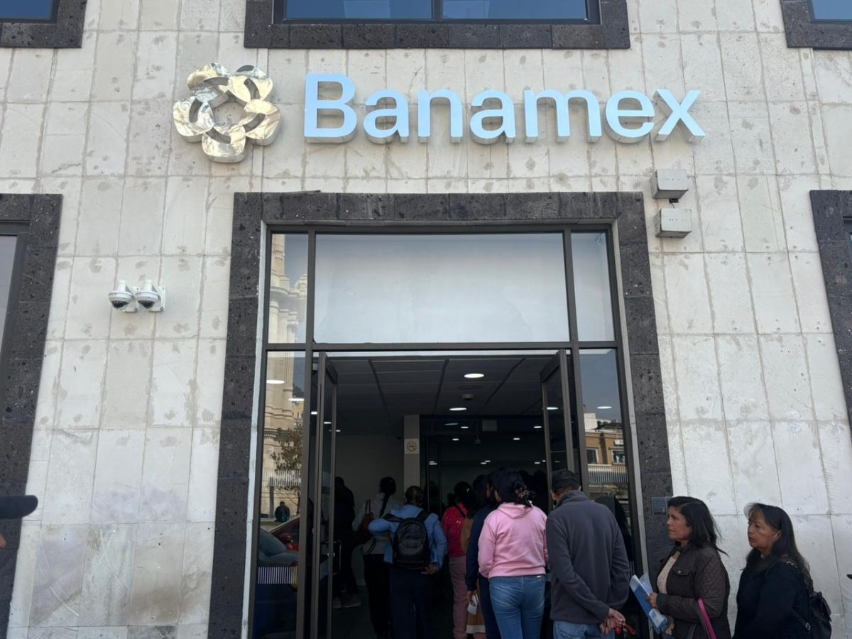 Filas interminables en bancos por refrendo y pagos de servicios