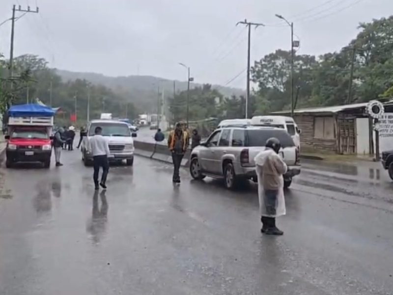 Bloquean carretera Huejutla–Tehuetlán por retraso en obra estatal