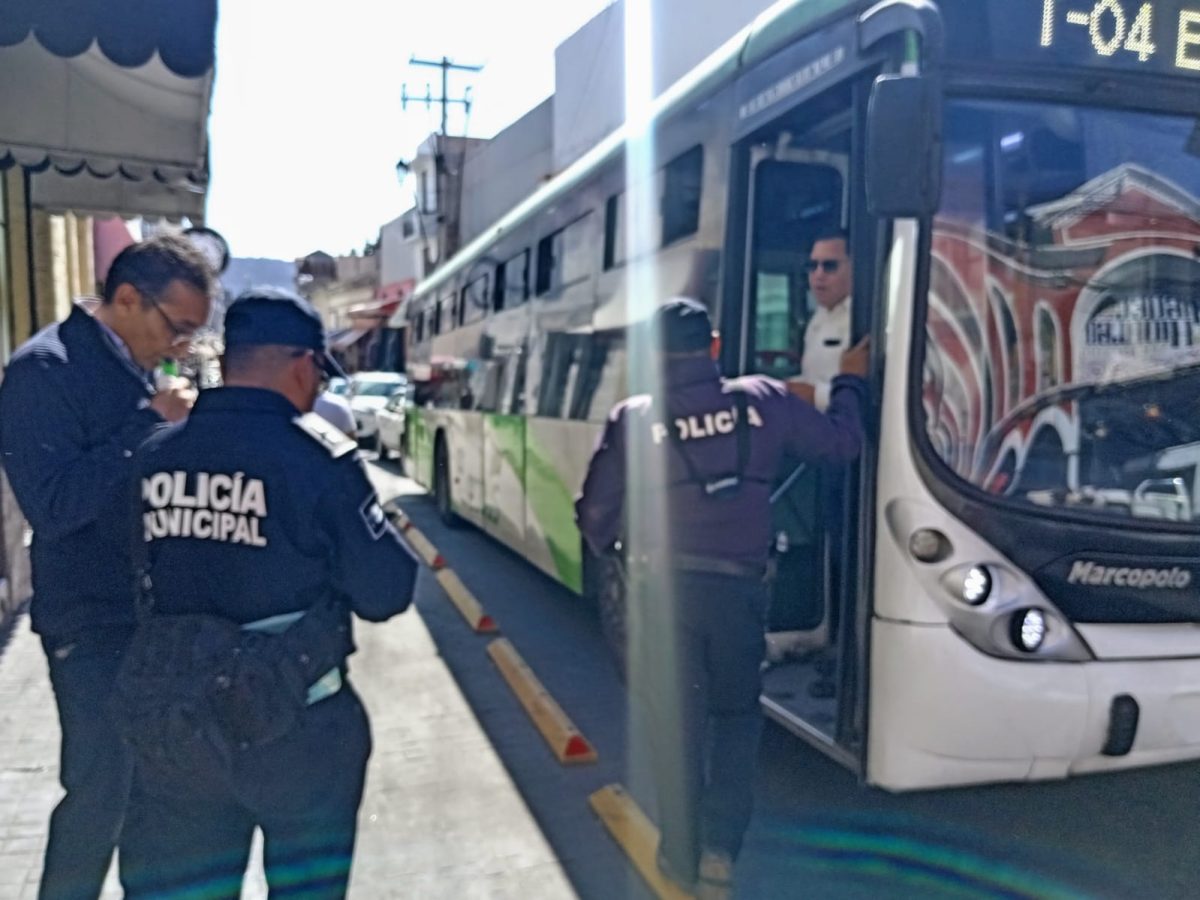 Por avería de Tuzobús escapan de reversa vehículos en pleno centro