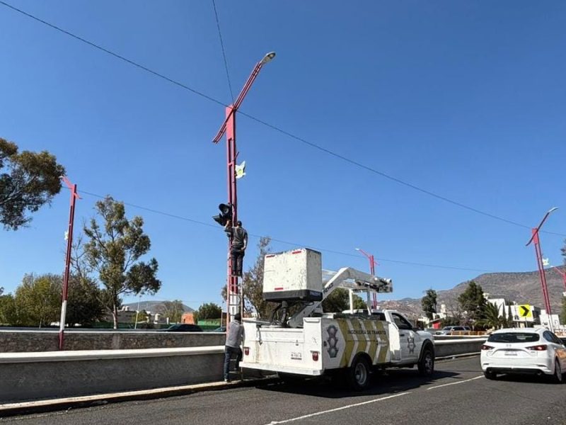 ¡Repámpanos! Instalan semáforos en curva del Río de las avenidas