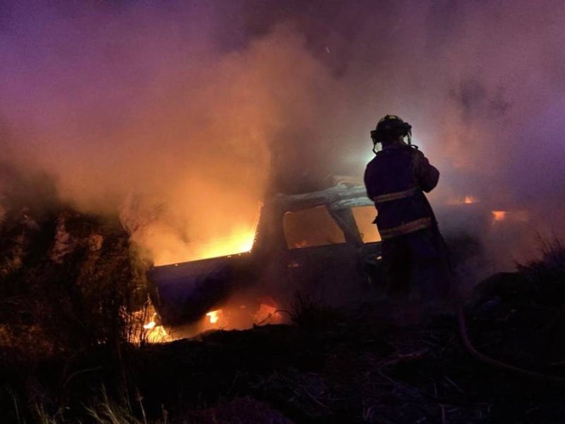 Choque frontal en la carretera a Valle de Santiago deja dos heridos y un coche incendiado