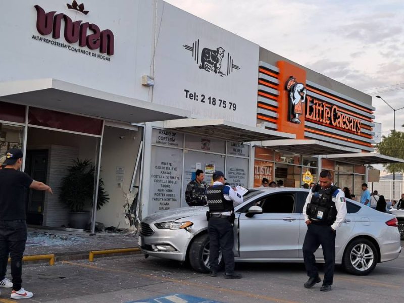 Accidente en León: Mujer confunde el freno con el acelerador y se estrella contra pastelería