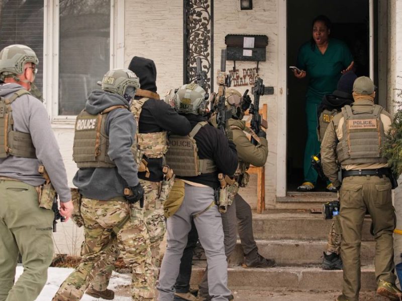 Memorando secreto del ICE autoriza allanamientos por la fuerza contra migrantes