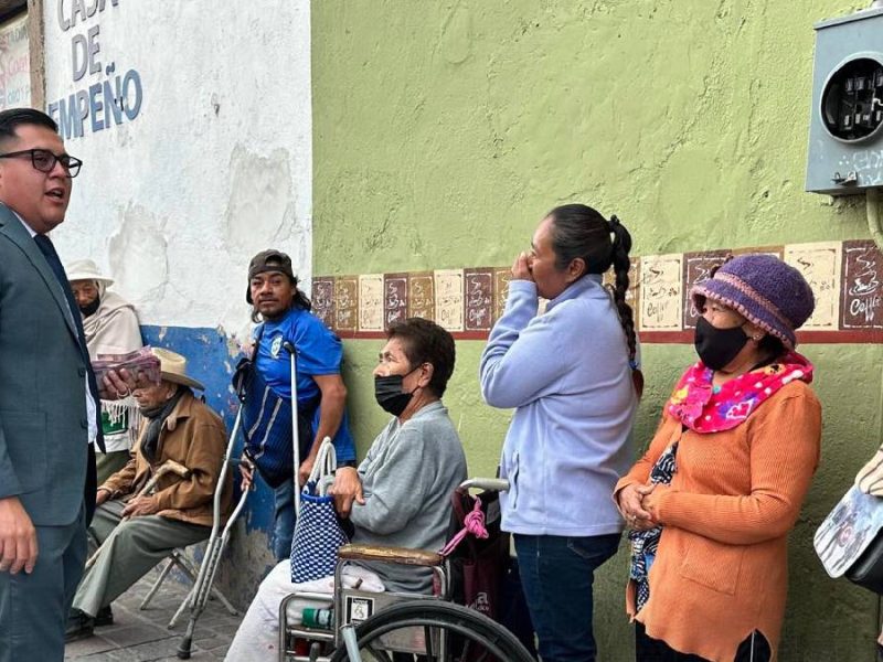 Alcaldes de Juventino Rosas y San Felipe reparten miles de pesos en la calle, sin filtros