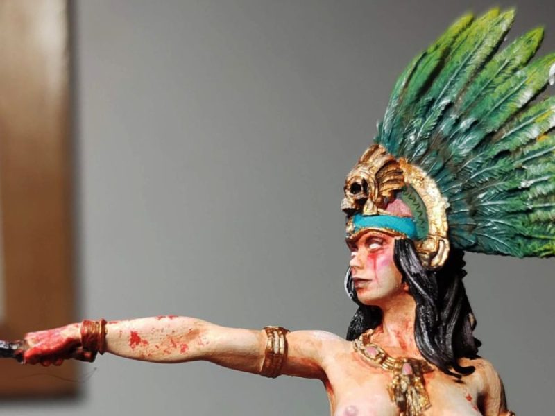 A pulso puro: María Alcaraz y el arte de pintar personajes en miniatura