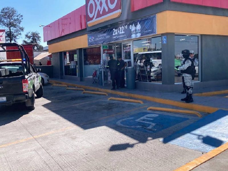 Hombre armado comete asalto en tienda de Salamanca; empleada sufre crisis nerviosa