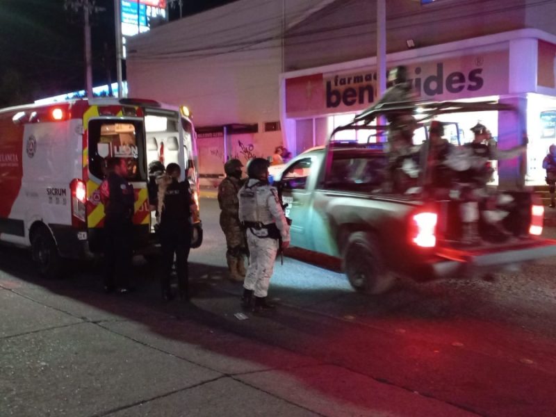 Acribillan a joven afuera de farmacia en León; tiene antecedentes penales por portación de drogas y riñas