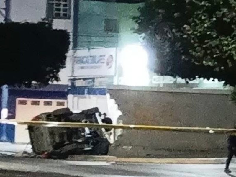 Acribillan a pareja a bordo de camioneta, vuelcan y mueren en  Paseo de la Juventud, en Cortazar