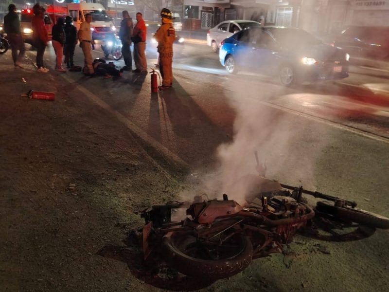 Atropellan a motociclista y sale proyectado varios metros; su moto se incendió en Guanajuato capital