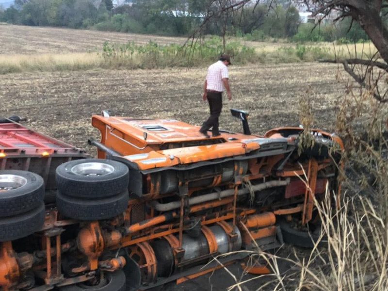 Olvida poner los frenos y provoca volcadura de tráiler en la Acámbaro-Jerécuaro; chofer mintió con asalto