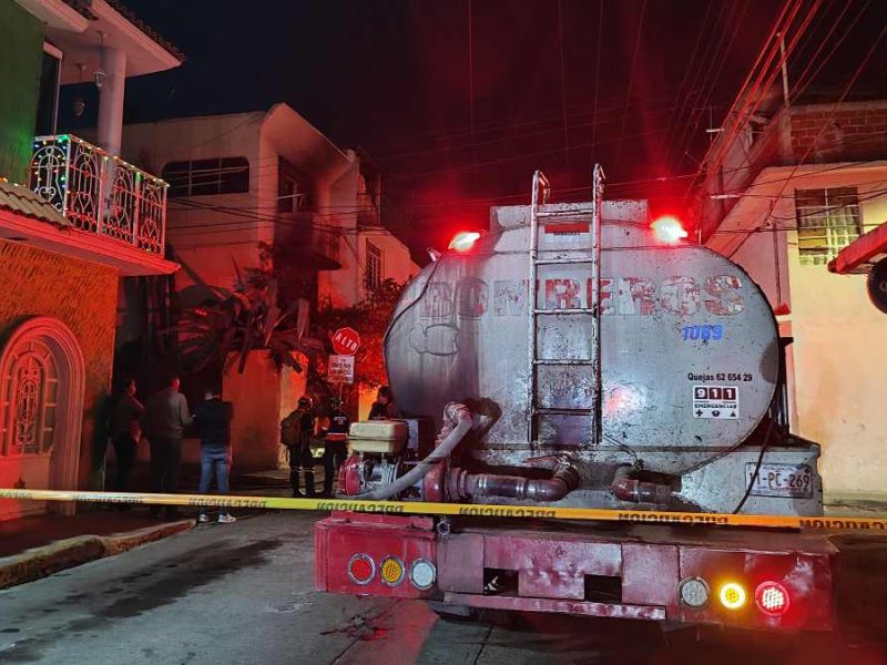 Incendio en Irapuato: Arde casa de dos pisos por un cortocircuito en Barrio de San José