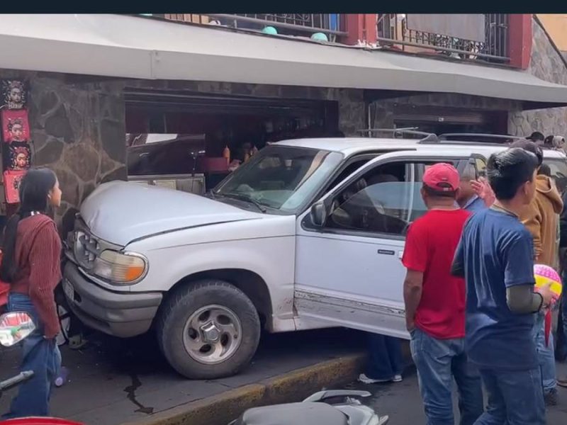 Camioneta pierde el control e impacta la fachada del Mercado Municipal de Yuriria; no hay heridos