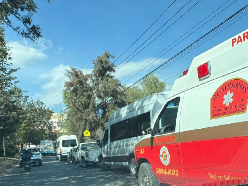 Accidente de alumnos en transporte escolar genera tensión en la glorieta de los Mineros