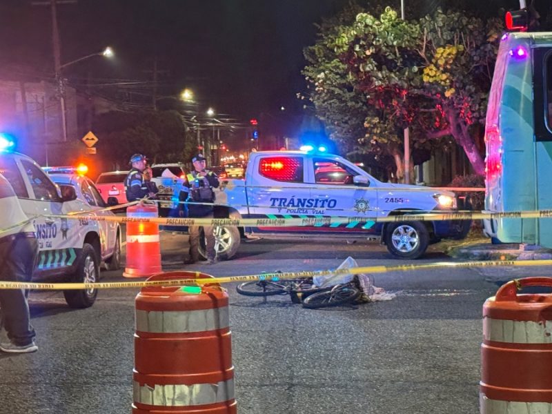 Camión de transporte público le pasa por encima a ciclista y lo mata en Barrio de San Antonio, Celaya