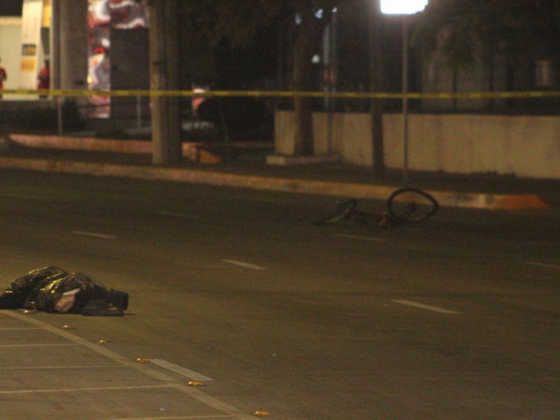 Le pasa su Mustang por encima a “viene viene” en bicicleta y lo mata en Irapuato