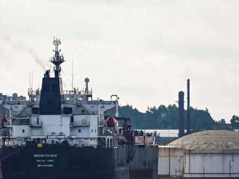 Trump ordena imponer aranceles a países que vendan petróleo a Cuba; México bajo amenaza