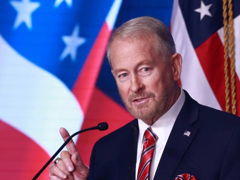 Embajador de EU asegura que “regímenes corruptos rendirán cuentas” tras arresto de Maduro