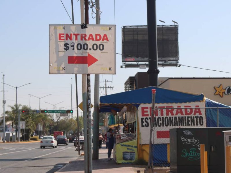 Quejas por estacionamientos de la Feria de León 2026: Cobran hasta 300 pesos