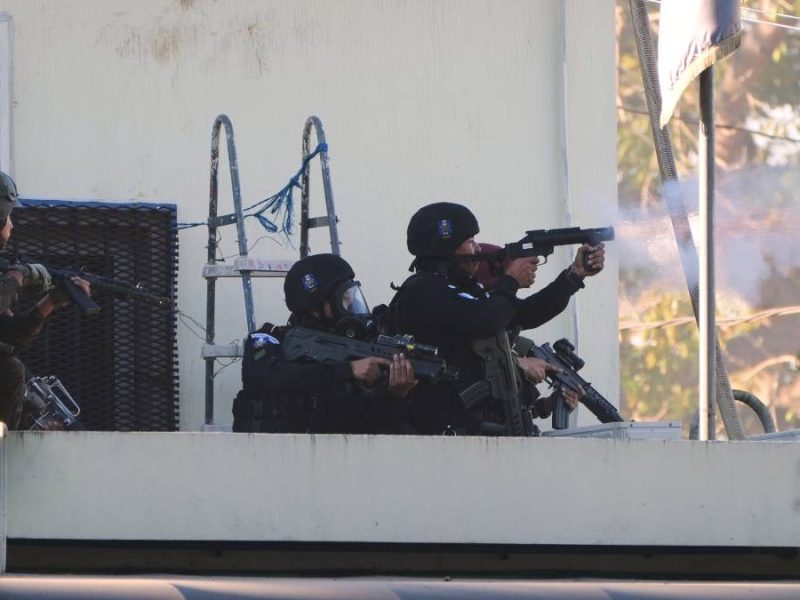 Guatemala declara estado de sitio tras muerte de policías y motines en cárceles