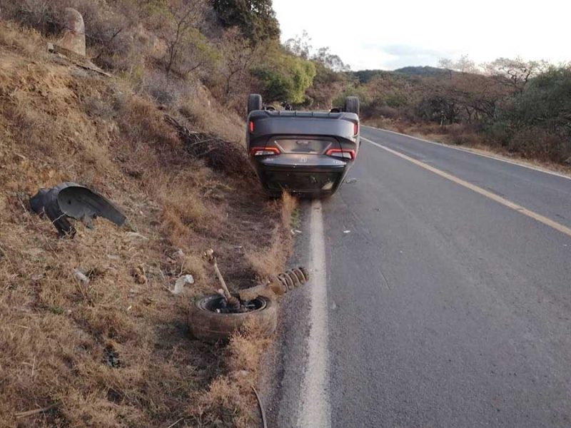 ¿Ruta de accidentes? Fuerte volcadura en carretera Santa Rosa, hay un lesionado