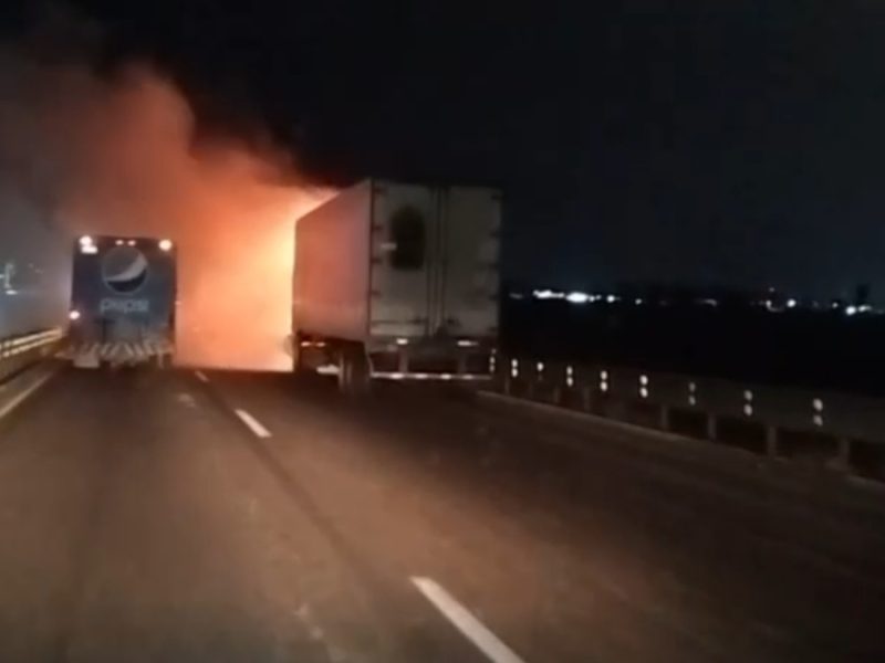 Se incendia un tráiler en pleno Libramiento Sur de Irapuato; conductor sale ileso