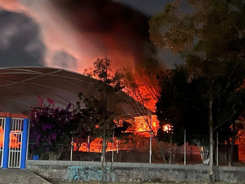 Se incendian aulas del SABES por uso de pirotecnia