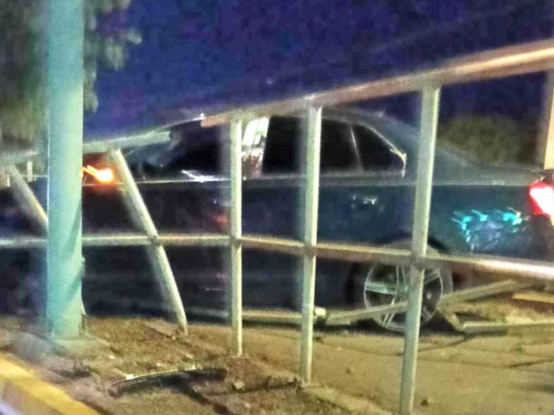 Accidente frente a UPI: Auto derrapa y termina incrustado en barandal de ciclovía en Irapuato