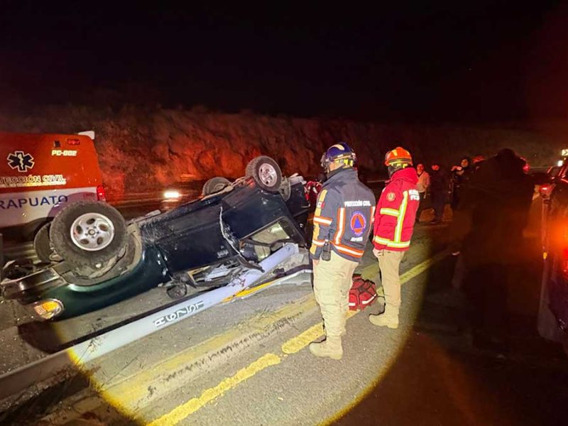 Se salva de milagro: Rescatan a conductora prensada tras aparatosa volcadura en Cuarto Cinturón Vial