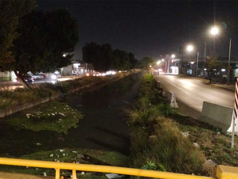 Vuelven a olvidar compuertas y provocan desbordamiento del canal de Coria; cierran vialidades