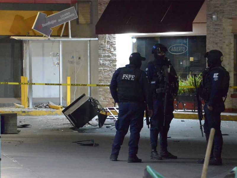Encapuchados intentan robar cajero automático en bulevar Solidaridad de Irapuato y se desata balacera