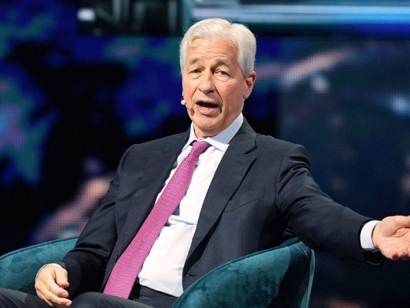 Demanda Donald Trump a JPMorgan por 5 mil millones de dólares por cierre de cuentas