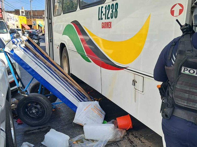 Doña Juana solo llevaba $100 vendidos: Ruta 74 embiste carrito de frutas en el Barrio del Coecillo
