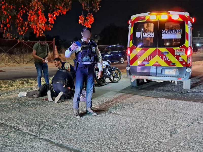 Accidente en León: Motociclista grave tras golpe en la cabeza en Barrio de Guadalupe
