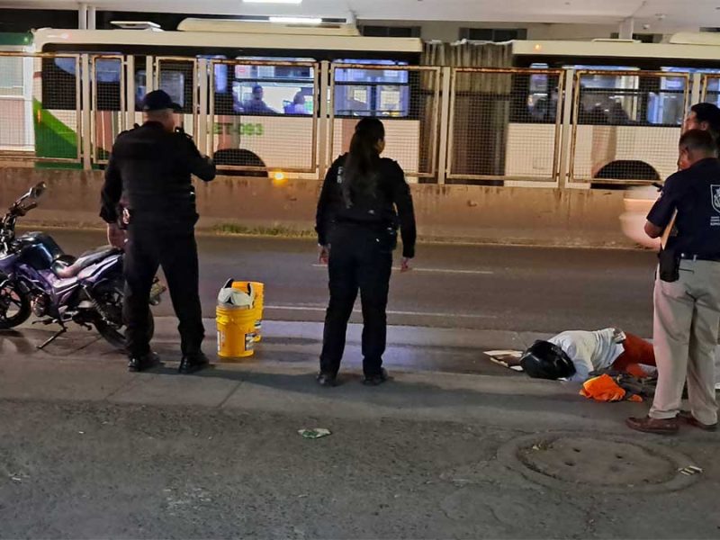 Motociclista se fractura el brazo tras derrapar en el bulevar Torres Landa de León