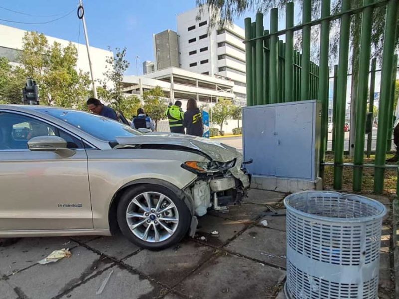 Fallan frenos y provoca caos en La Martinica: Adulta mayor se impacta contra autos