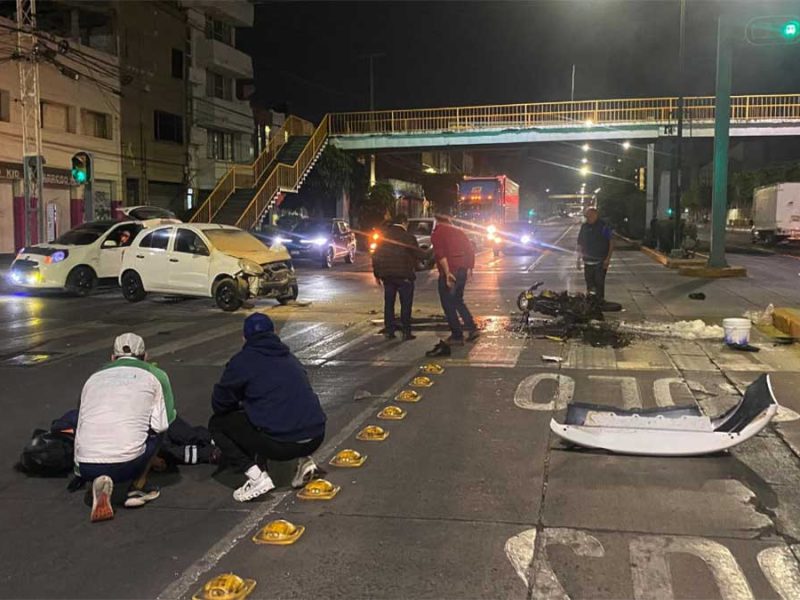Cruce mortal en León: Pareja de ‘bikers’ sale proyectada tras choque en López Mateos