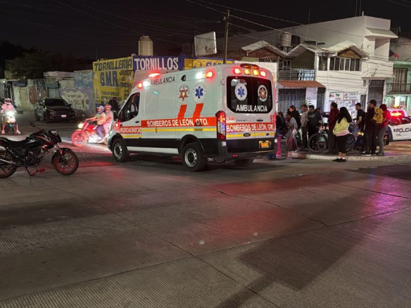Vuelta prohibida en León: Choque entre dos motos deja cinco heridos en San Juan Bosco