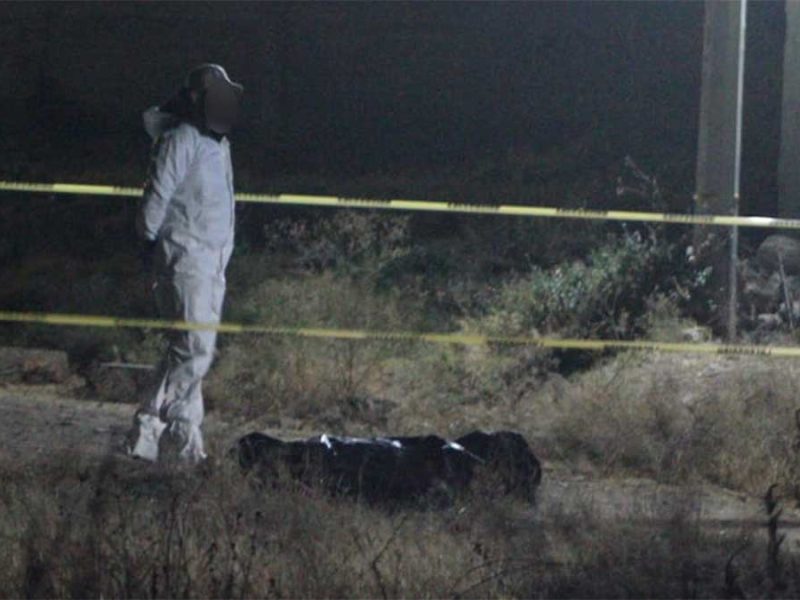 Aire pone al descubierto cuerpo: Hallan cadáver embolsado en colonia de León