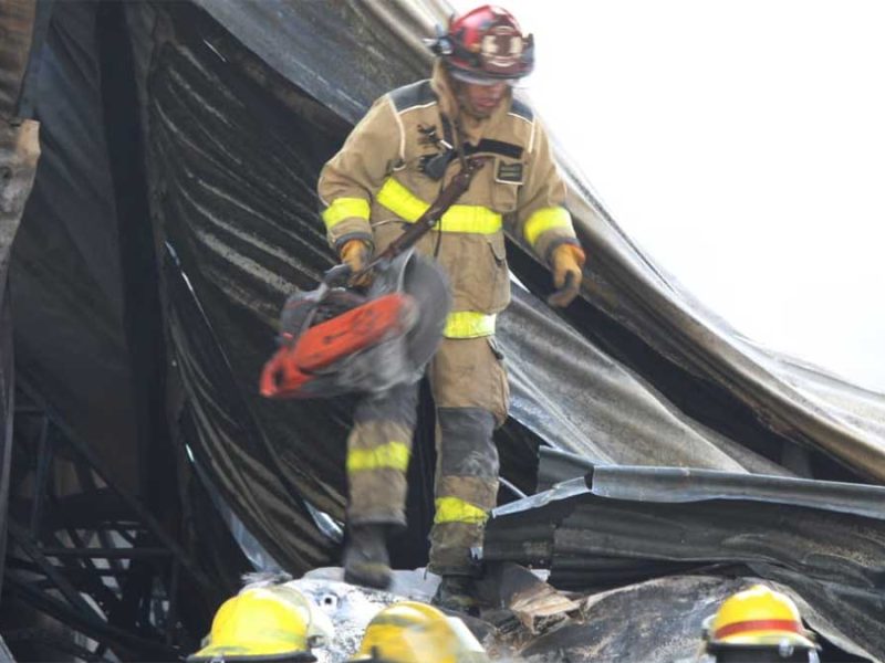Infierno en León: Voraz incendio reduce a cenizas la fábrica Gillio