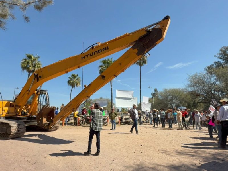 Abren canales en presa durante protesta contra acueducto Solís-León
